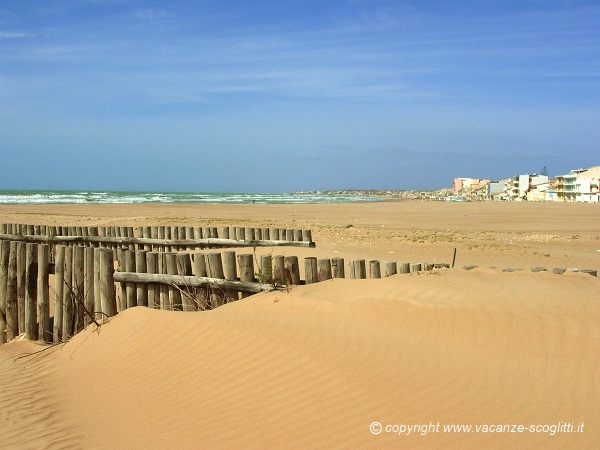 vacation rental sicily scoglitti beach : dunes in spring