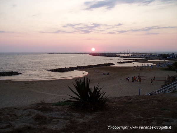 vacation rental sicily scoglitti beach : at the beach until sunset